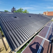 Nyt sort tag på hus